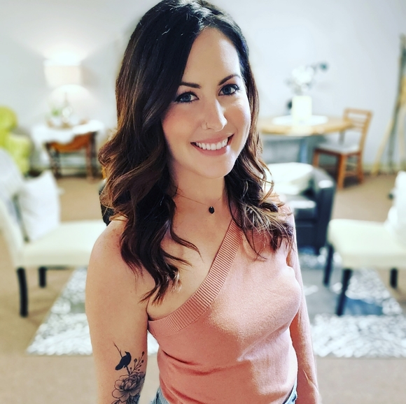 Meet your Posher, Carrie - Picture 2 of 2